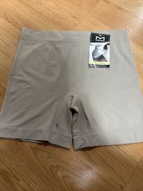 Maidenform Seamless Smoothing Short in Light Taupe Size 2XL…180